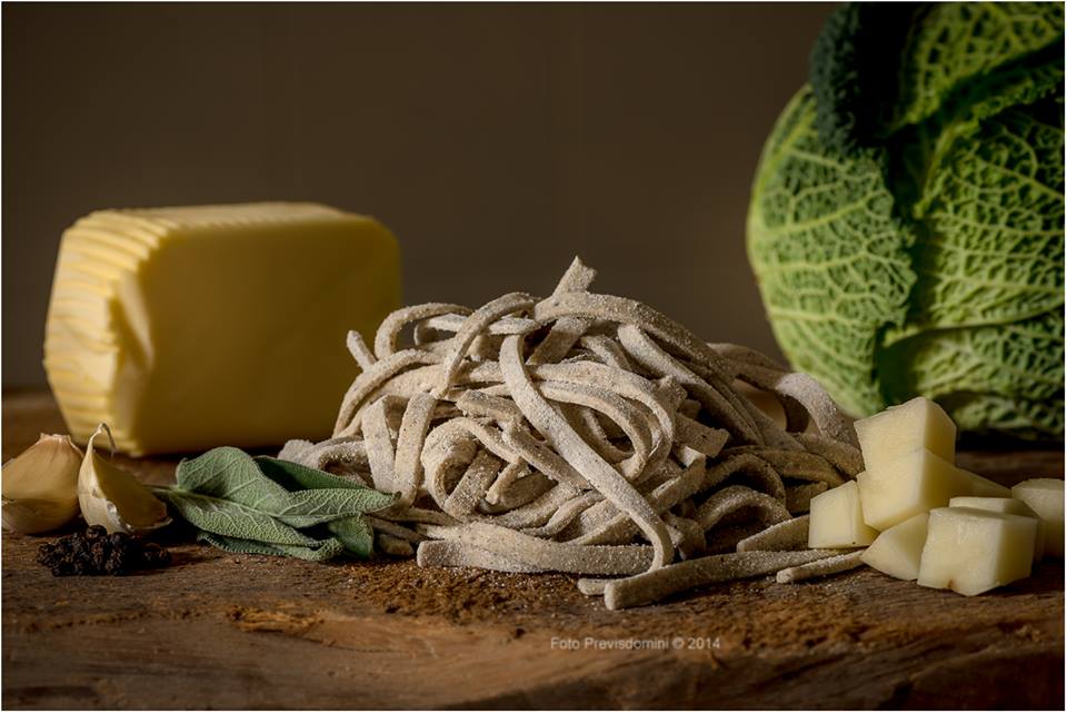 Pizzoccheri crudi con formaggio, verza e ingredienti tradizionali