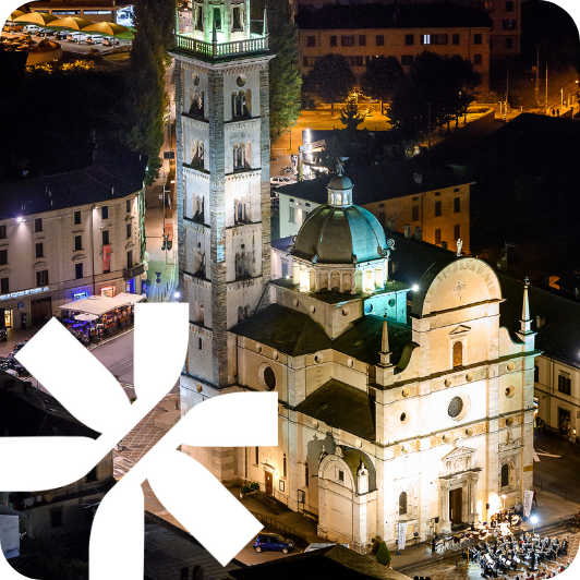 Vista notturna di cattedrale con campanile illuminato nel centro storico
