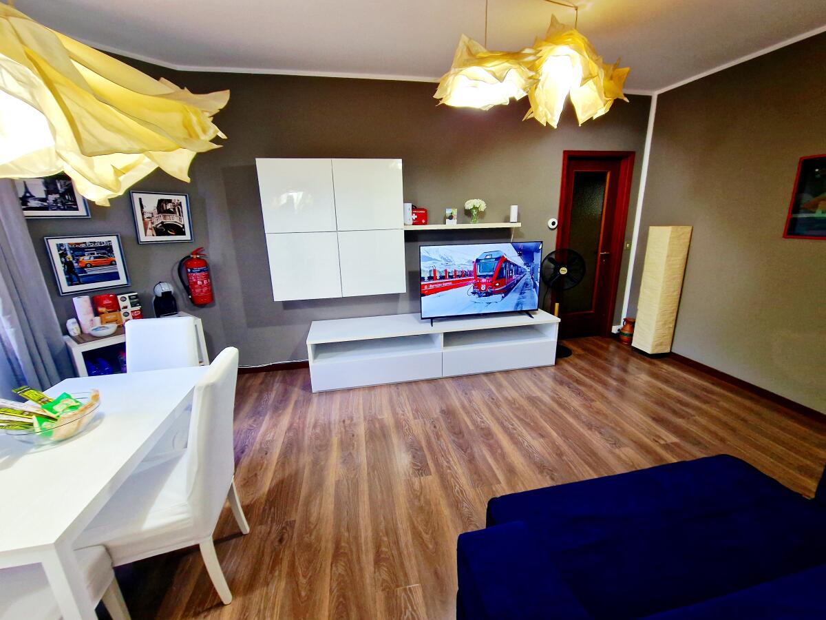 COSY FLAT IN CENTRAL TIRANO - 60 seconds walk from Bernina Express Train station